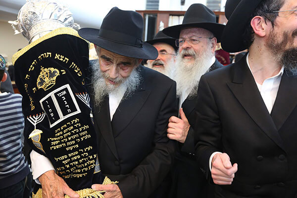 Winner of Last Year's Yad L'Achim Rally Holds Moving Hachnasas Sefer Torah Ceremony